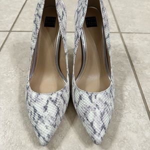White House Black Market White & Gray Snakeskin Heels Size 10 M 4in Heel Pumps